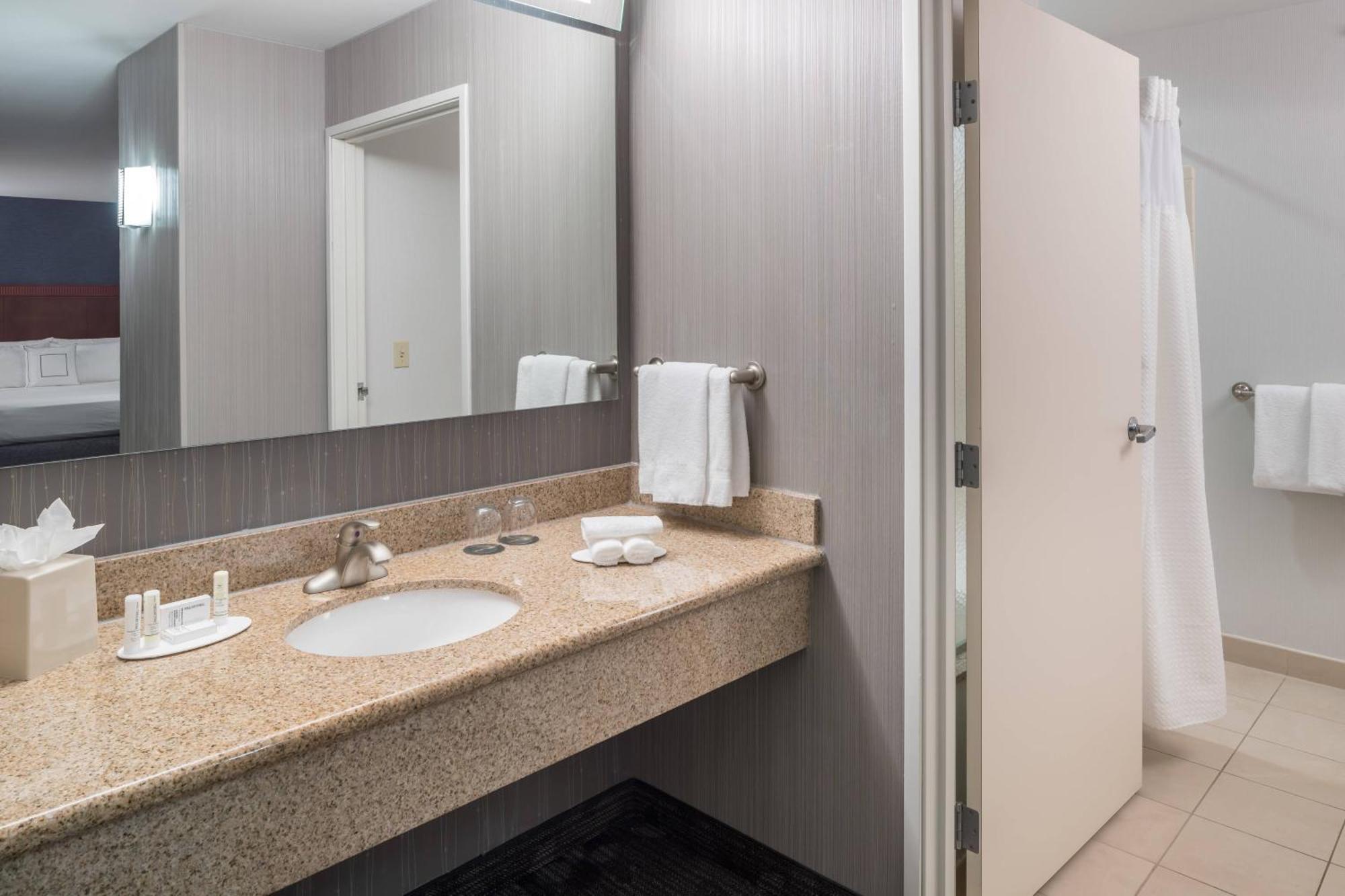 Courtyard By Marriott West Orange Hotel Exterior photo